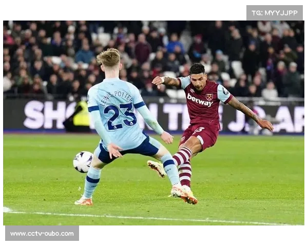 英超赛场大雪纷飞，球员保暖措施与比赛用球适配引热议