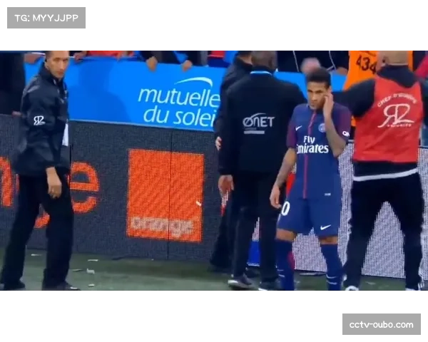 由于球迷向场内投掷杂物，比赛中断五分钟